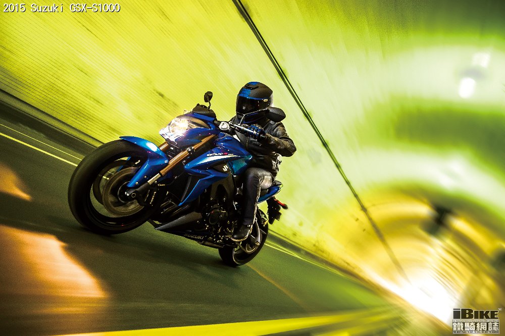 suzuki-press-kit-intermot-novita-2015-gsx-s1000a 2015 action 3