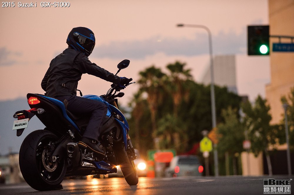 suzuki-press-kit-intermot-novita-2015-gsx-s1000al6 action 10