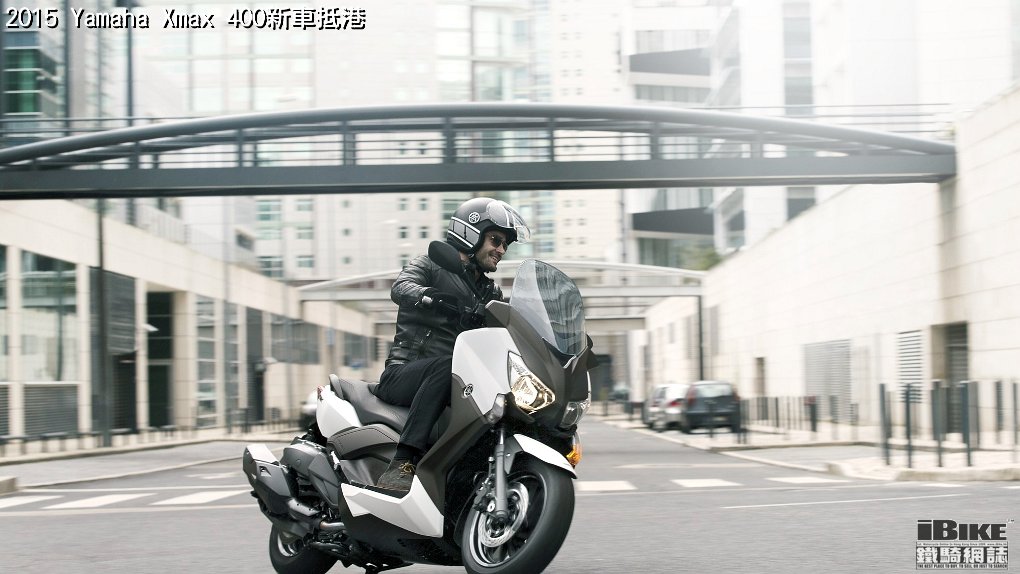 2015-Yamaha-X-MAX-400-EU-Absolute-White-Action-003