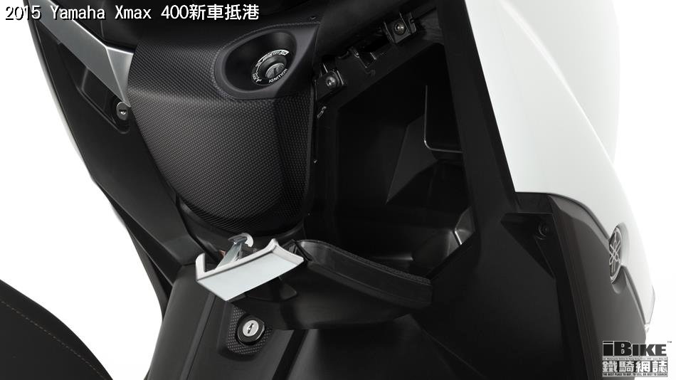 2015-Yamaha-X-MAX-400-EU-Absolute-White-Detail-012